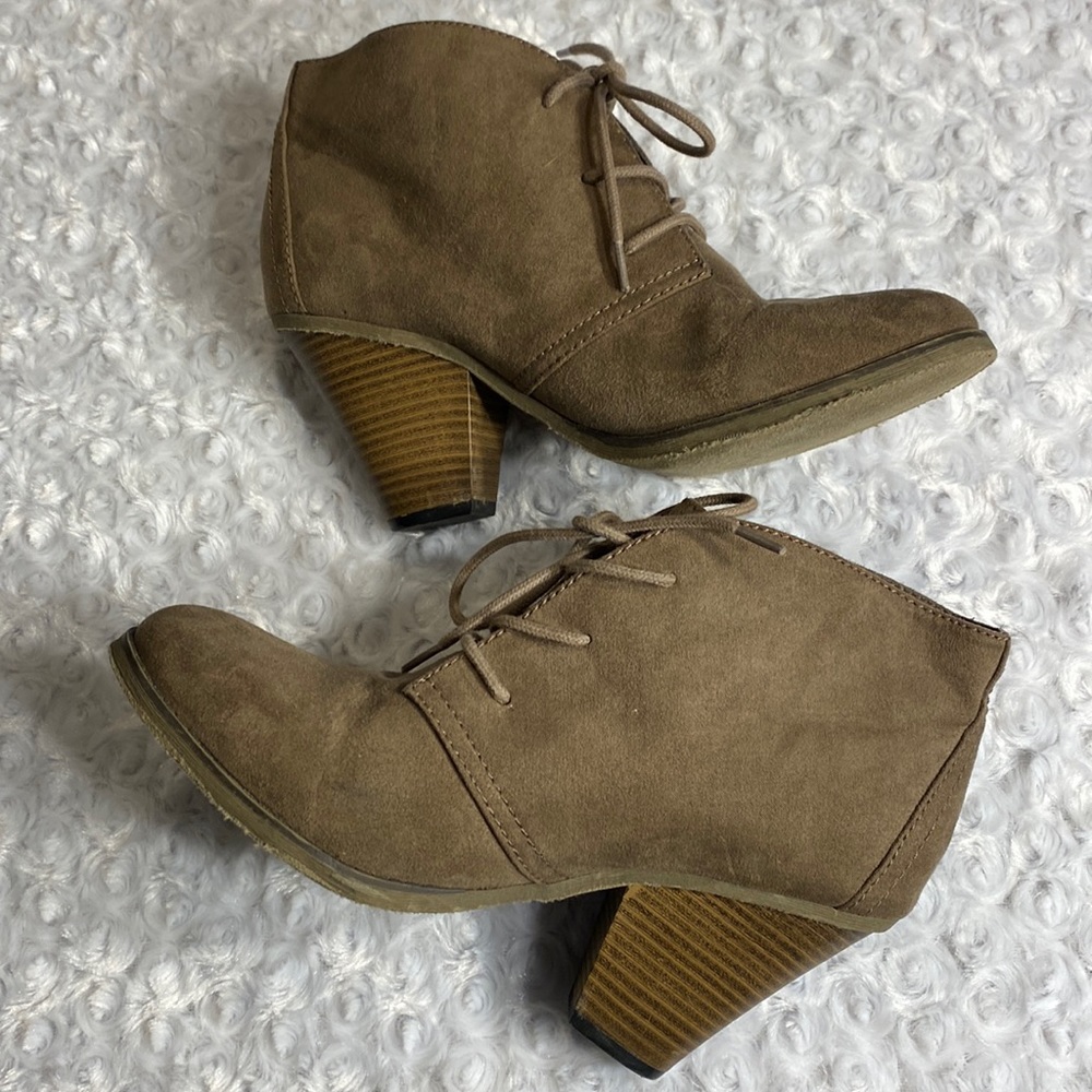 Dolce by Mox Moxy ankle booties tie size 8 “Dusty” faux suede neutral